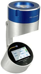 Das Bild zeigt ein Luftmessgerät in einem zylindrischen Design mit einem silbernen Standfuß und einer blauen Oberseite. Der runde, schwarze Bildschirm in der Basis des Geräts zeigt ein Menü oder eine Datenanzeige an. Der obere Teil des Luftmessgeräts, in dem die Luft beprobt wird, ist durch einen schlanken, silbernen Stützarm von der Basis getrennt.