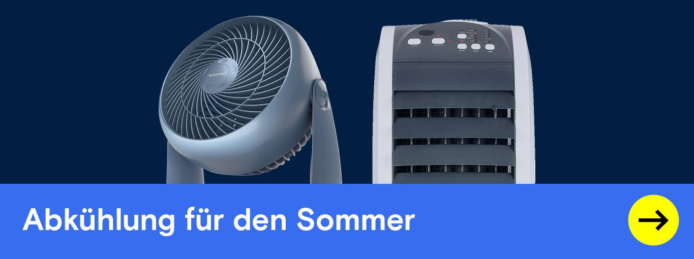 Sommer: Frau am Schreibtisch mit Ventilator bei Sonnenlicht.