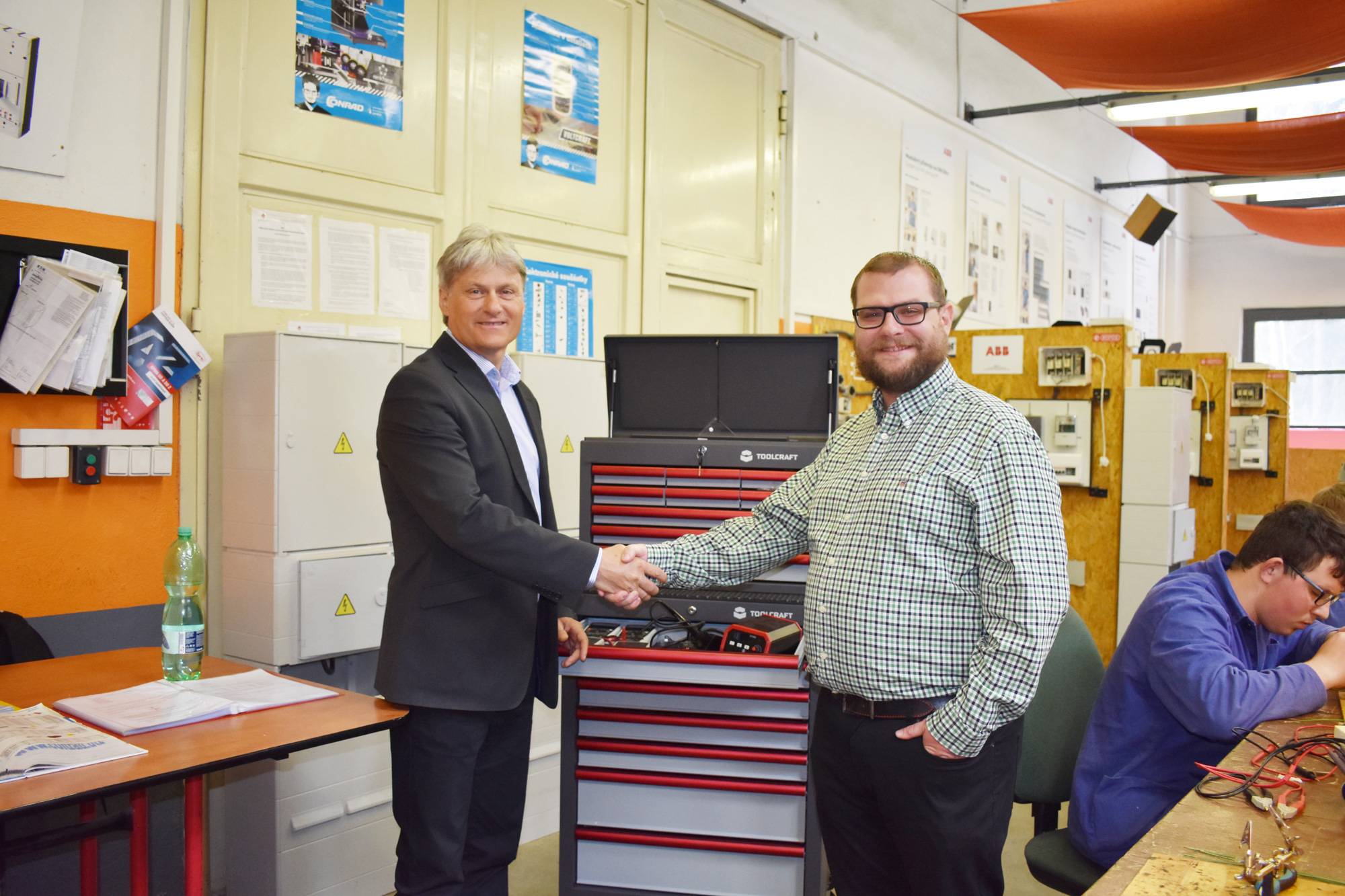 VOŠ a SPŠ ve Žďáru nad Sázavou převzala od Conradu nové vybavení pro výuku slaboproudu