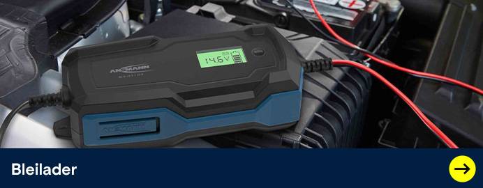 Ansmann Bleilader lädt eine Autobatterie im Motorraum 