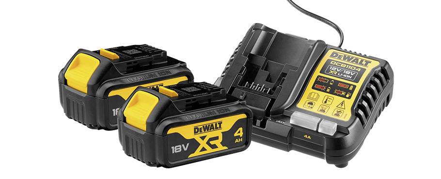 DeWalt Ladegerät DCB1104 für 12–18 V XR Lithium-Ionen-Akkus neben zwei DeWalt 18 V XR Akkus mit 4,0 Ah.