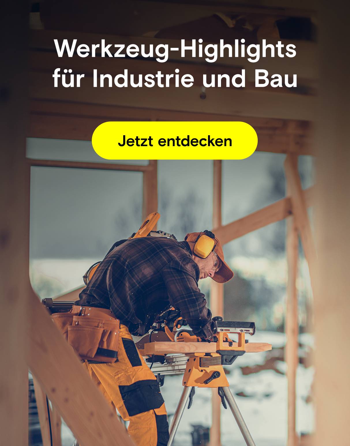 Bau: Handwerker arbeitet mit einer Kappsäge auf der Baustelle.