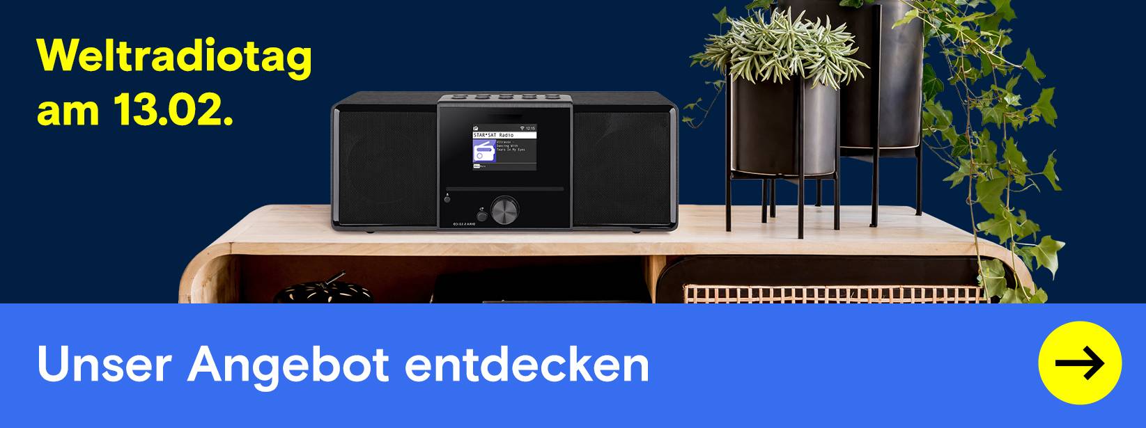 Modernes Digitalradio auf Sideboard. Start ins digitale Zeitalter.