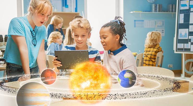 Kinder betrachten mit einem Tablet eine interaktive Darstellung des Sonnensystems im Klassenzimmer.