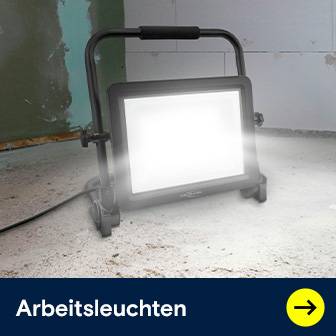 Das Bild zeigt einen Baustellenraum, in dem eine LED Arbeitsleuchte auf einem Stativ montiert steht und den Raum beleuchtet. Bei Klick auf das Bild werden die Ansmann Arbeitsleuchten aufgerufen.