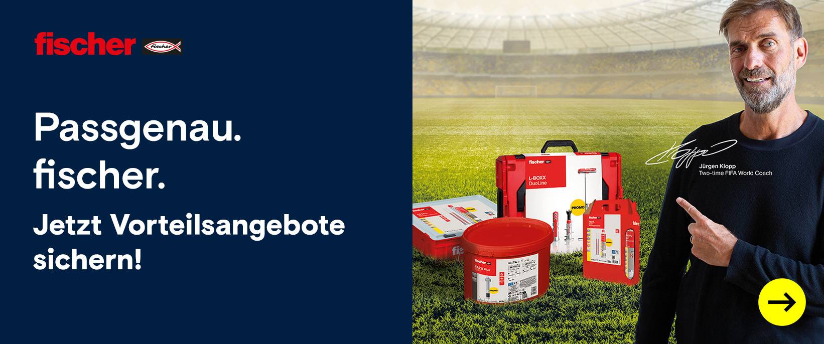 Jürgen Klopp präsentiert passgenaue fischer Befestigungen und Angebote auf einem Fußballfeld.