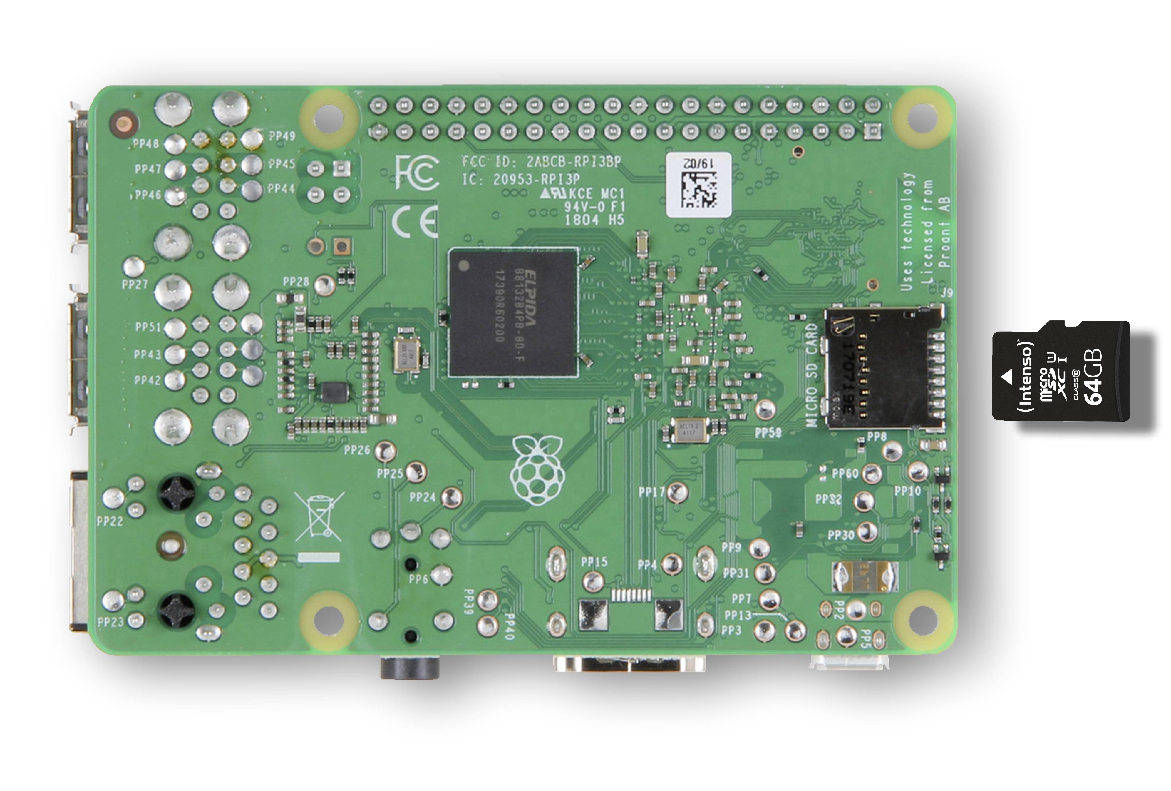 Auf diesem Bild sieht man die Unterseite des Raspberry Pi 3B+ und eine microSD-Karte mit 64 GB.
