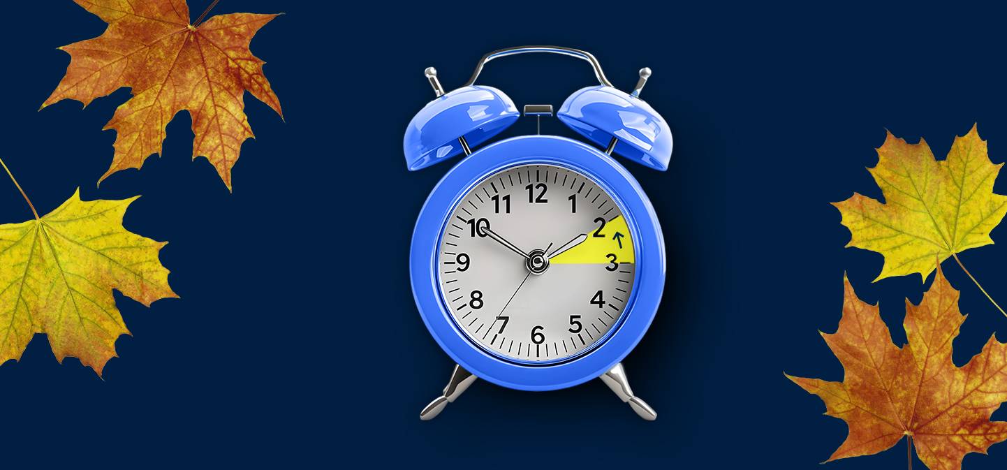 Ein blauer Wecker mit gelben Blättern auf dunkelblauem Hintergrund. Der Zeiger vom Wecker zeigen auf 2 Uhr, 4 gelbe Blätter sind im Bild zu sehen.