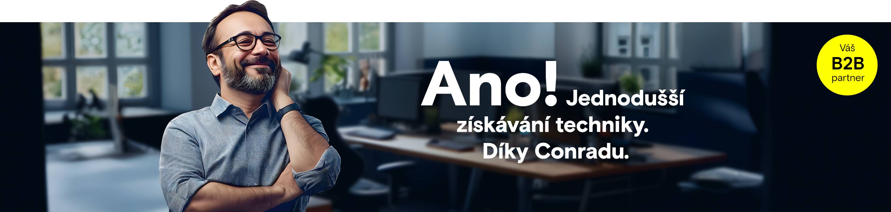 Muž s brýlemi opřený o stůl s monitory počítačů, text „Ano! Zjednodušené zadávání veřejných zakázek v oblasti technologií. S Conradem.“, logo ‚Váš B2B partner‘ ve žlutém kruhu.