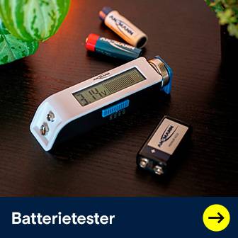 Digitaler Batterietester prüft die Spannung einer Batterie neben weiteren Akkus.