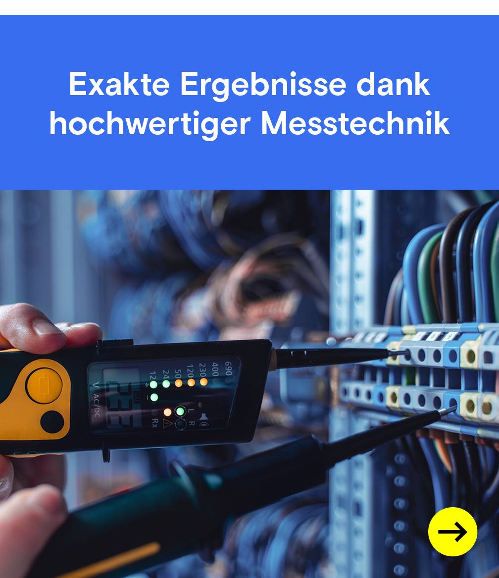 Spannungsprüfer an Schaltanlage. Text: Exakte Ergebnisse.