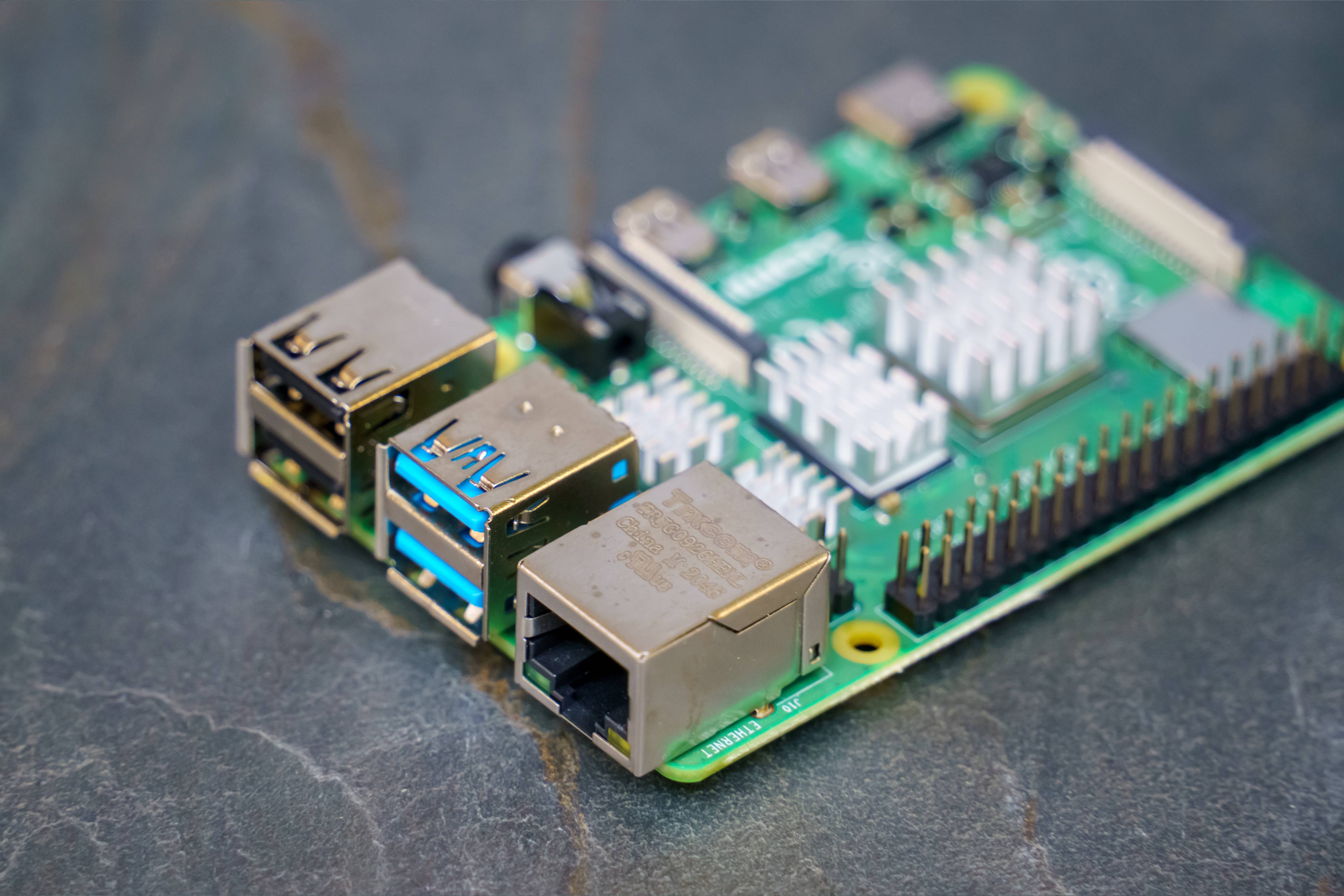Der Raspberry Pi 4B, Nahaufnahme der Platine mit USB- und Ethernet-Anschlüssen.
