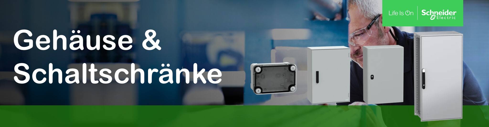 Eine Reihe von Schneider Electric Gehäusen und Schaltschränken sind auf einem grünen und blauen Hintergrund angeordnet, mit einem Mann, der im Hintergrund arbeitet.