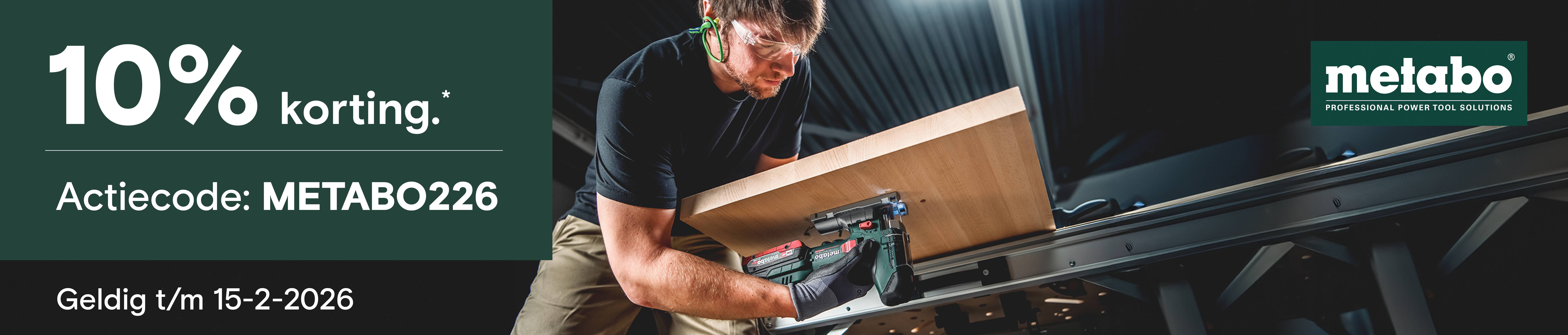 Een man zaagt een houten plank. Tekst: "10% korting. Code: METABO0226."