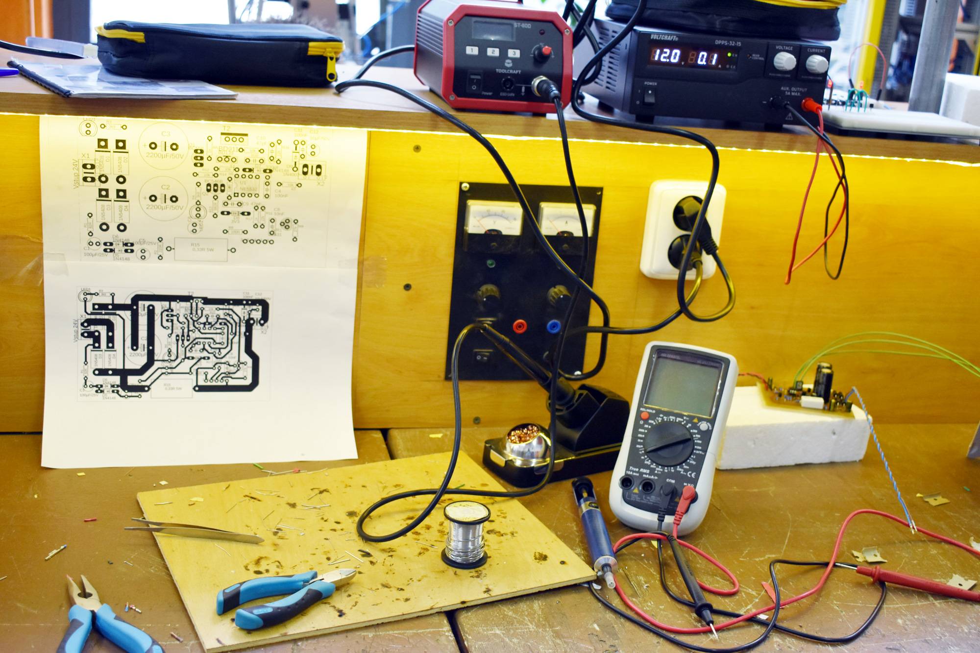 VOŠ a SPŠ ve Žďáru nad Sázavou převzala od Conradu nové vybavení pro výuku slaboproudu