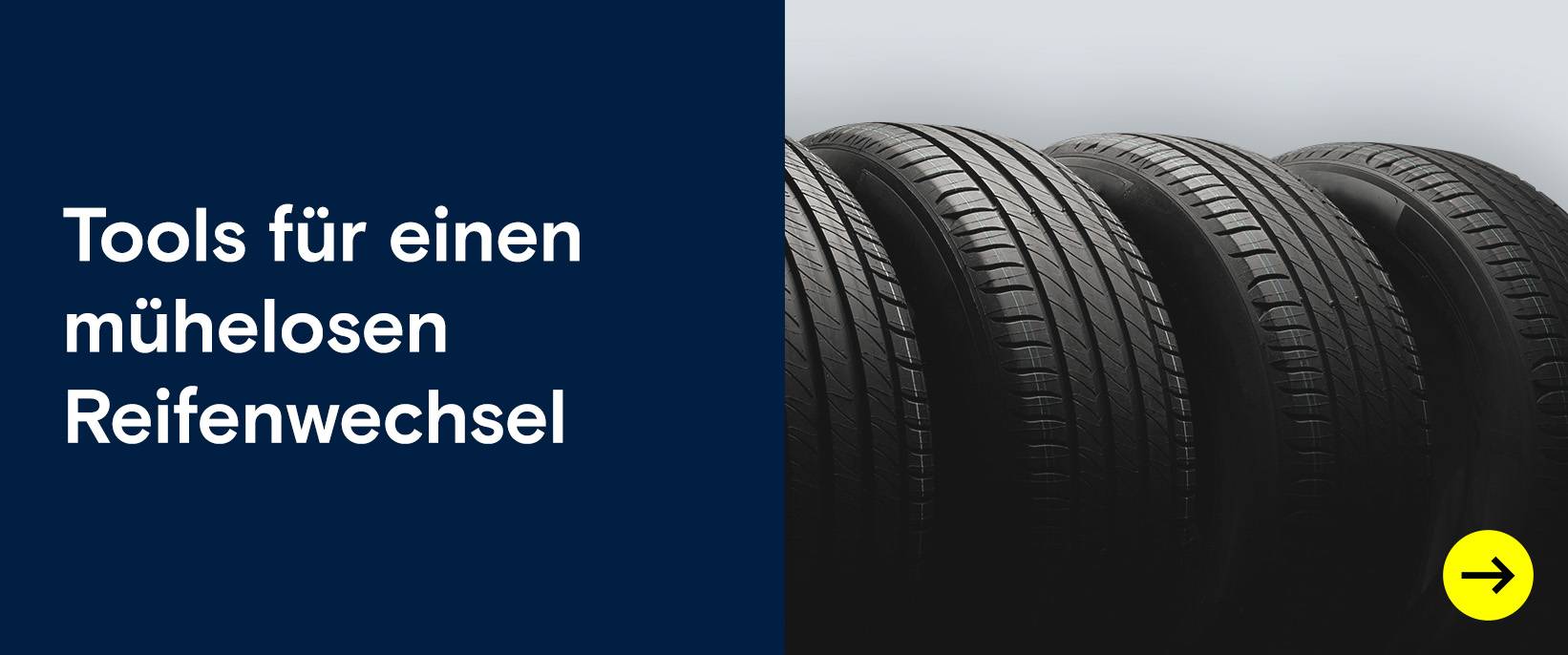 Tools für den Reifenwechsel: Vier Autoreifen nebeneinander.