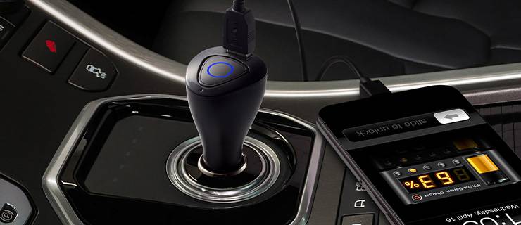 Ein USB-Ladegerät und ein digitales Messgerät sind an die 12-Volt-Steckdose im Auto angeschlossen.