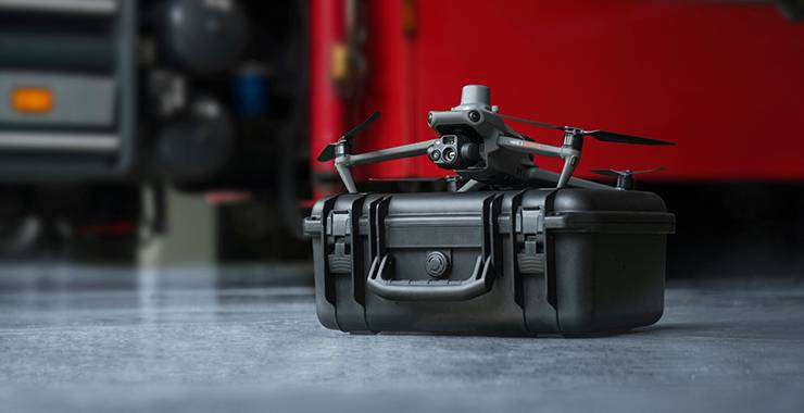 Eine zusammengeklappte Drohne steht auf einem robusten schwarzen Transportkoffer in einer Garage – Mehr Informationen zur DJI Mavic 3 Enterprise Serie