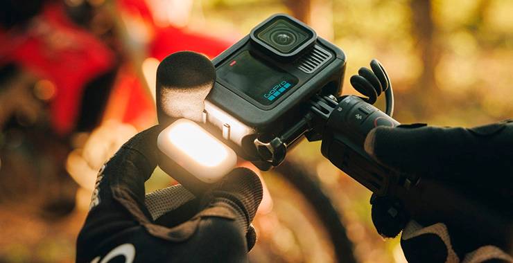 Eine zusammengeklappte Drohne steht auf einem robusten schwarzen Transportkoffer in einer Garage – Mehr Informationen zur DJI Mavic 3 Enterprise Serie