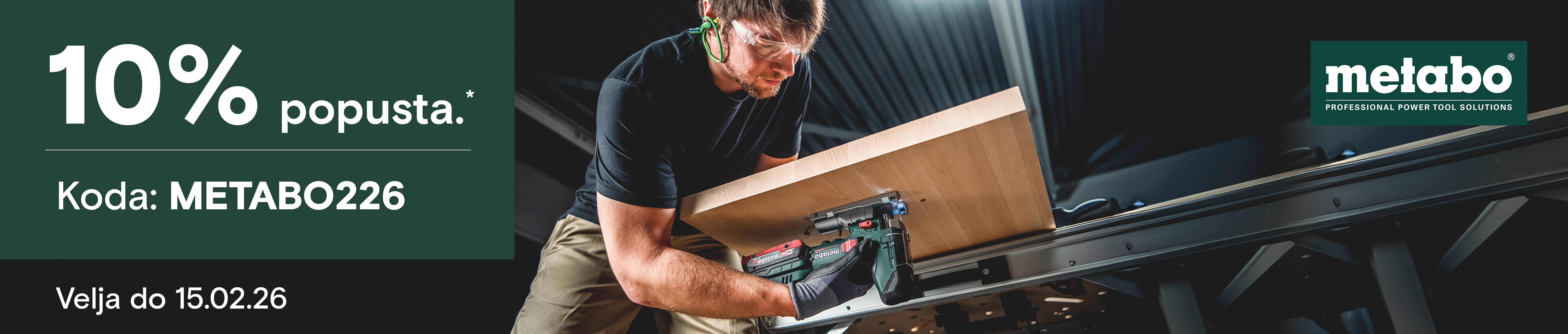 Moški reže leseno desko. Besedilo: "10 % popust. Koda: METABO0226."