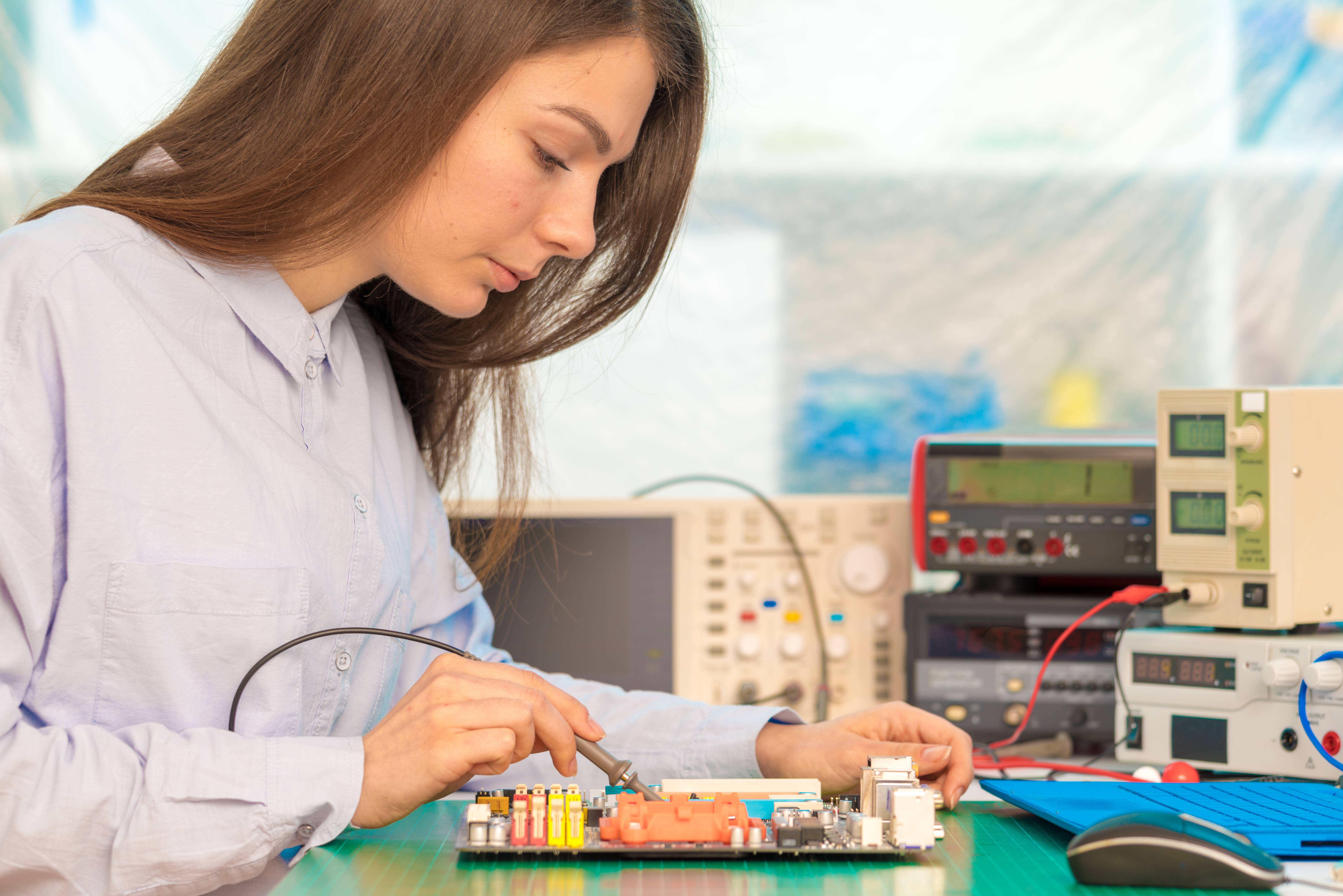 Hardware-Entwicklerin beim Testen eines elektronischen Bausatzes