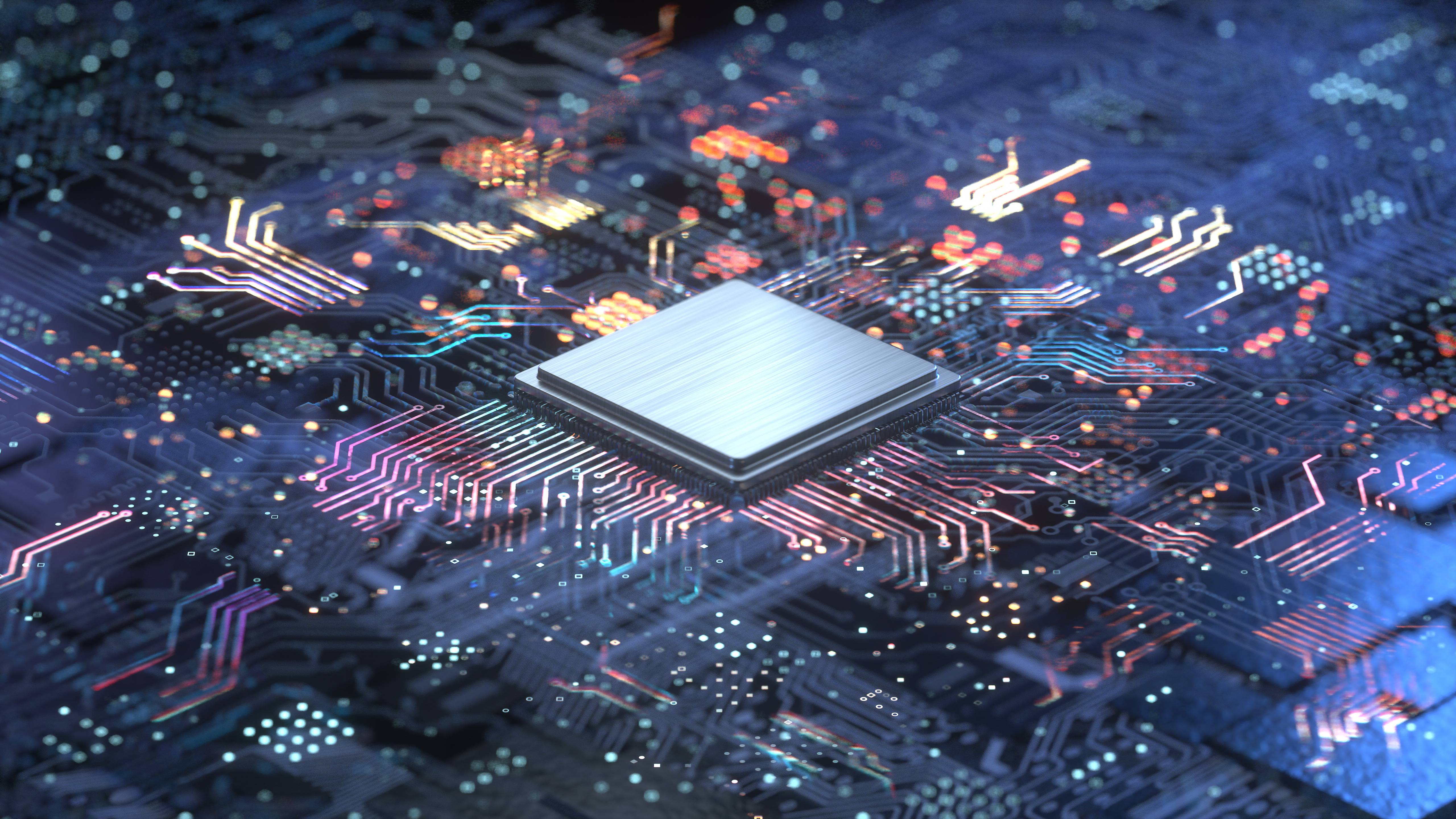 Mikrochip auf beleuchteter Leiterplatte mit leuchtenden Datenpfaden.