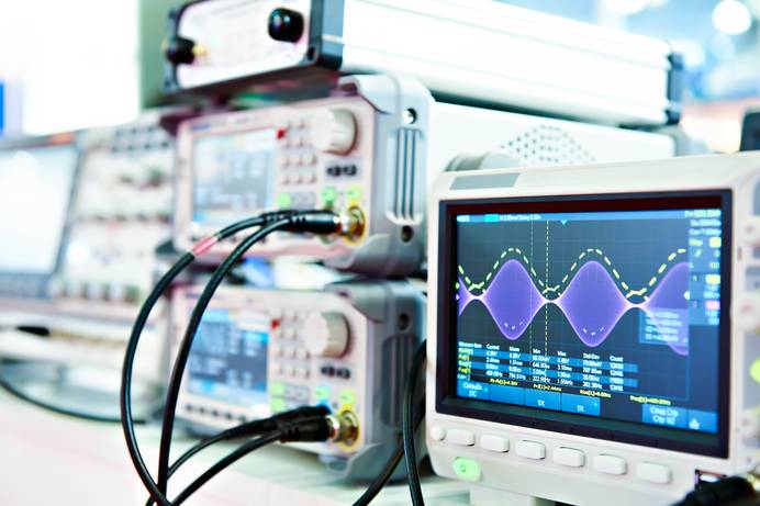 Modernes Oszilloskop mit Wellenform-Anzeige und Signalgeneratoren in einem Elektronik-Labor für präzise Messungen.