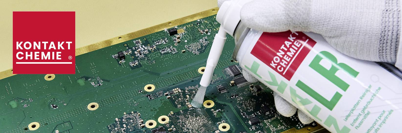 Kontakt Chemie: Reinigung einer Platine mit Spray und Pinsel.