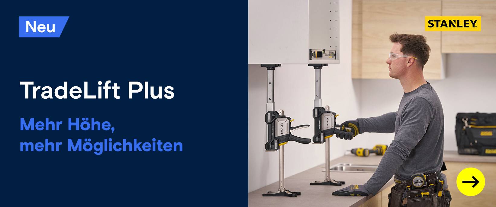 Stanley TradeLift Plus: Mann montiert Küchenschrank.