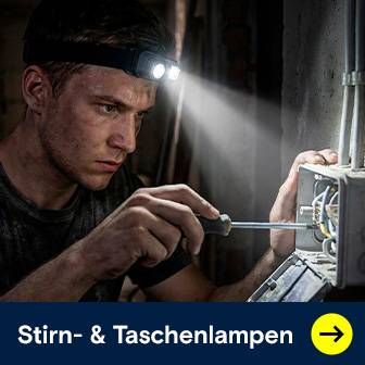 Handwerker mit Stirnlampe repariert Elektroleitungen in dunklem Raum. Robuste Stirn- & Taschenlampen für Profis.