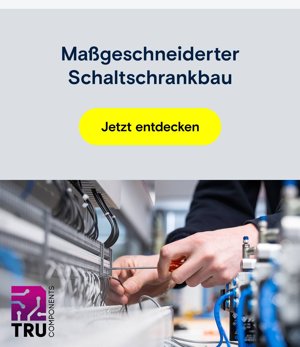 Schaltschrankbau: Hände bei Verdrahtung mit Schraubendreher.