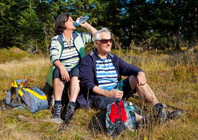 Fitness-Tracker mit GPS beim Bergsteigen