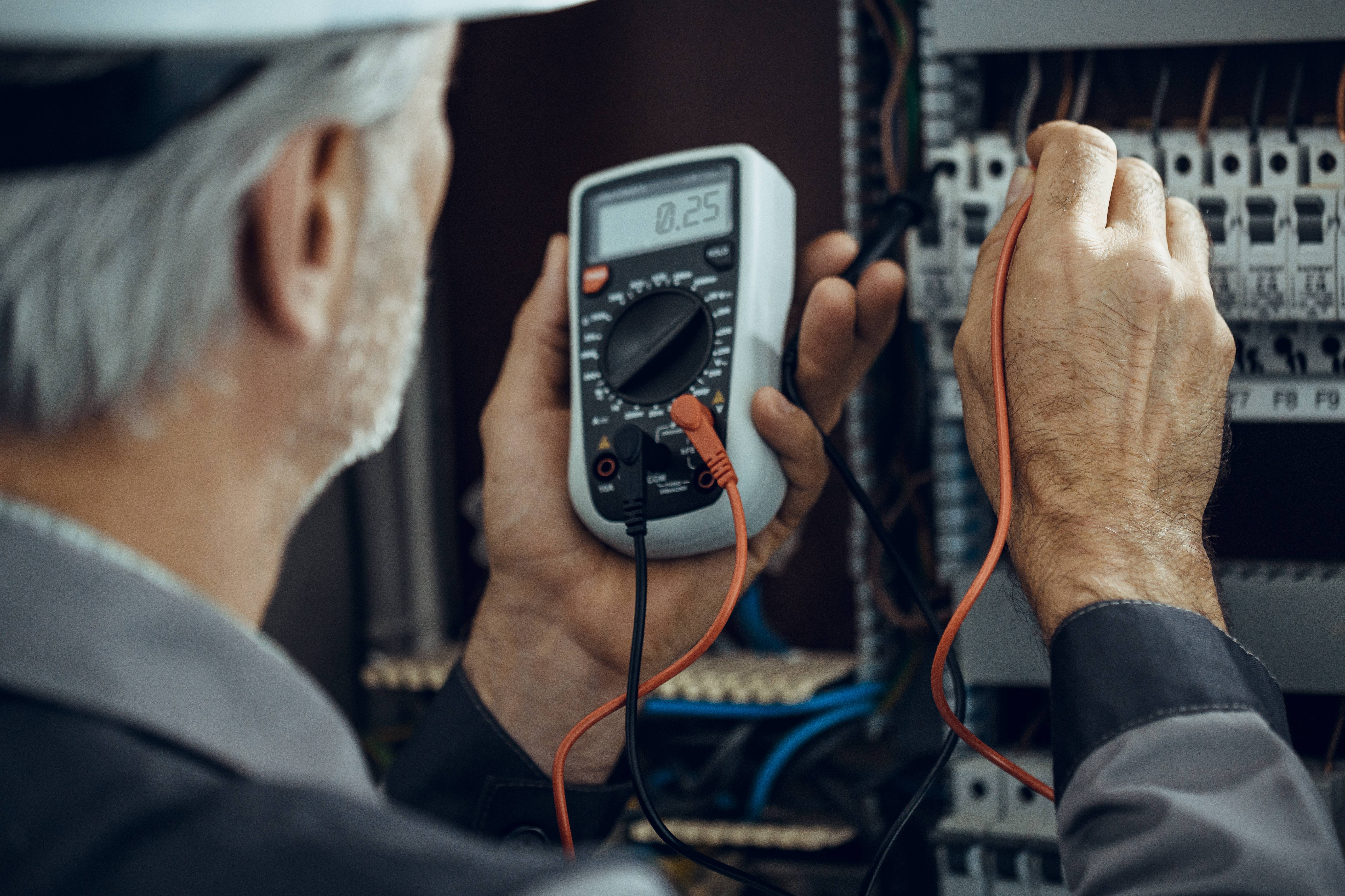 Elektriker überprüft Sicherungen