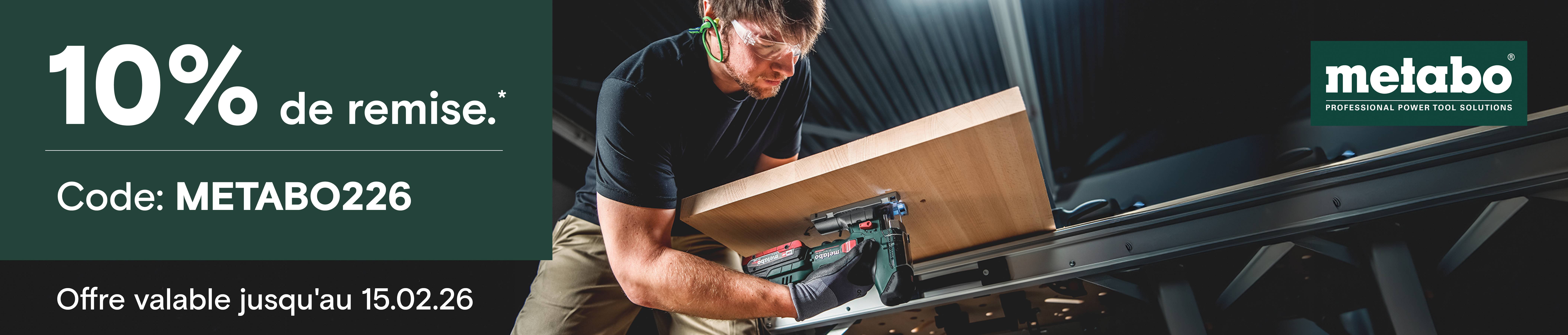 Un homme coupe une planche en bois. Texte : "10 % de remise. Code : METABO0226."