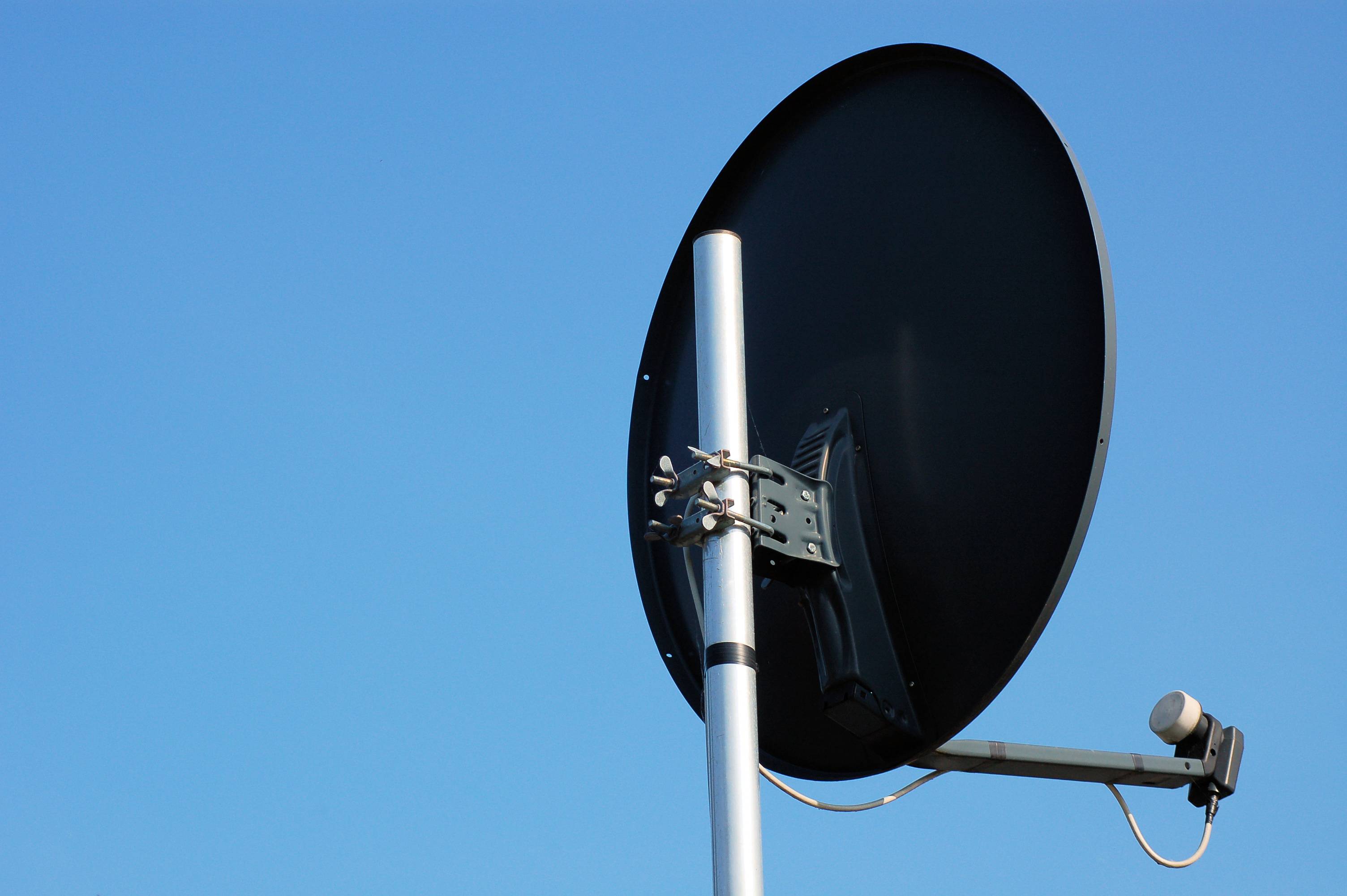 Mithilfe von SAT-Anlagen können auch Kommunikation und Empfang autark werden