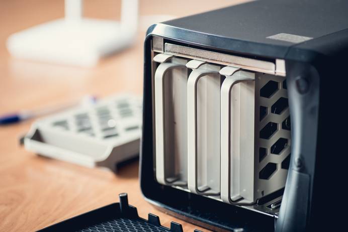 Eine Festplatten-Dockingstation mit vier Steckplätzen, von denen drei belegt sind.