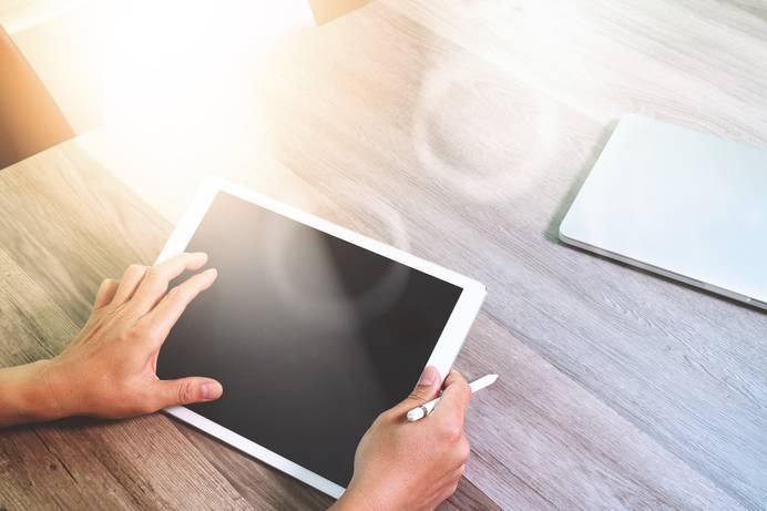 Tablets sind täglicher Begleiter Zuhause, im Büro oder auch in der Schule