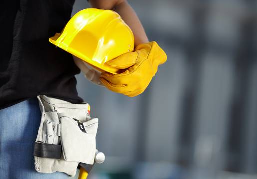 Helm und Handschuhe sind wichtige Bestandteile des Arbeitsschutzes