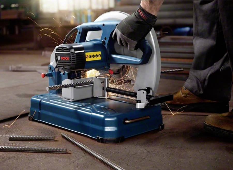 Une personne coupe un tube métallique avec une tronçonneuse Bosch, des étincelles jaillissent.
