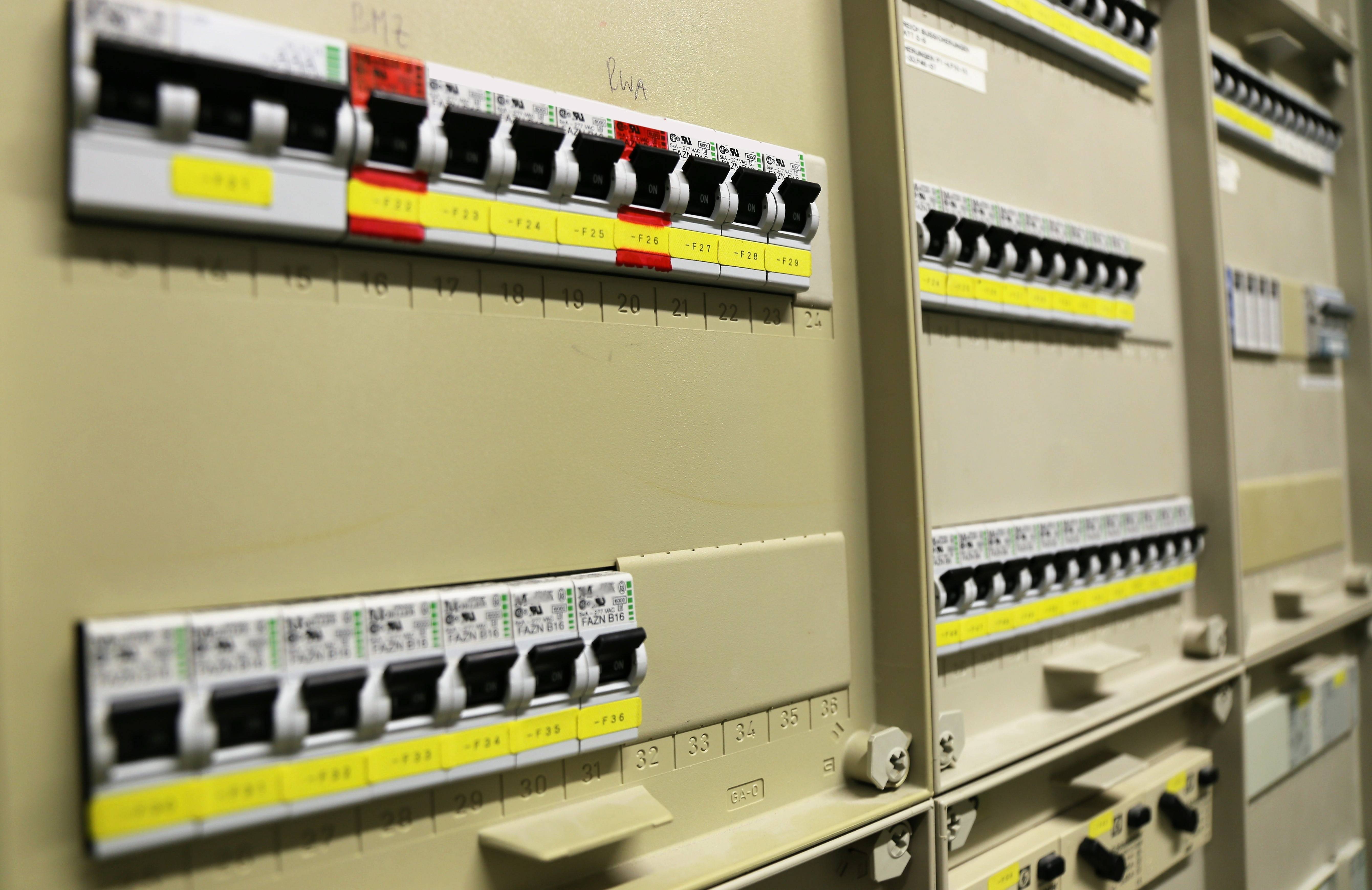 Schaltkasten mit zahlreichen Sicherungen