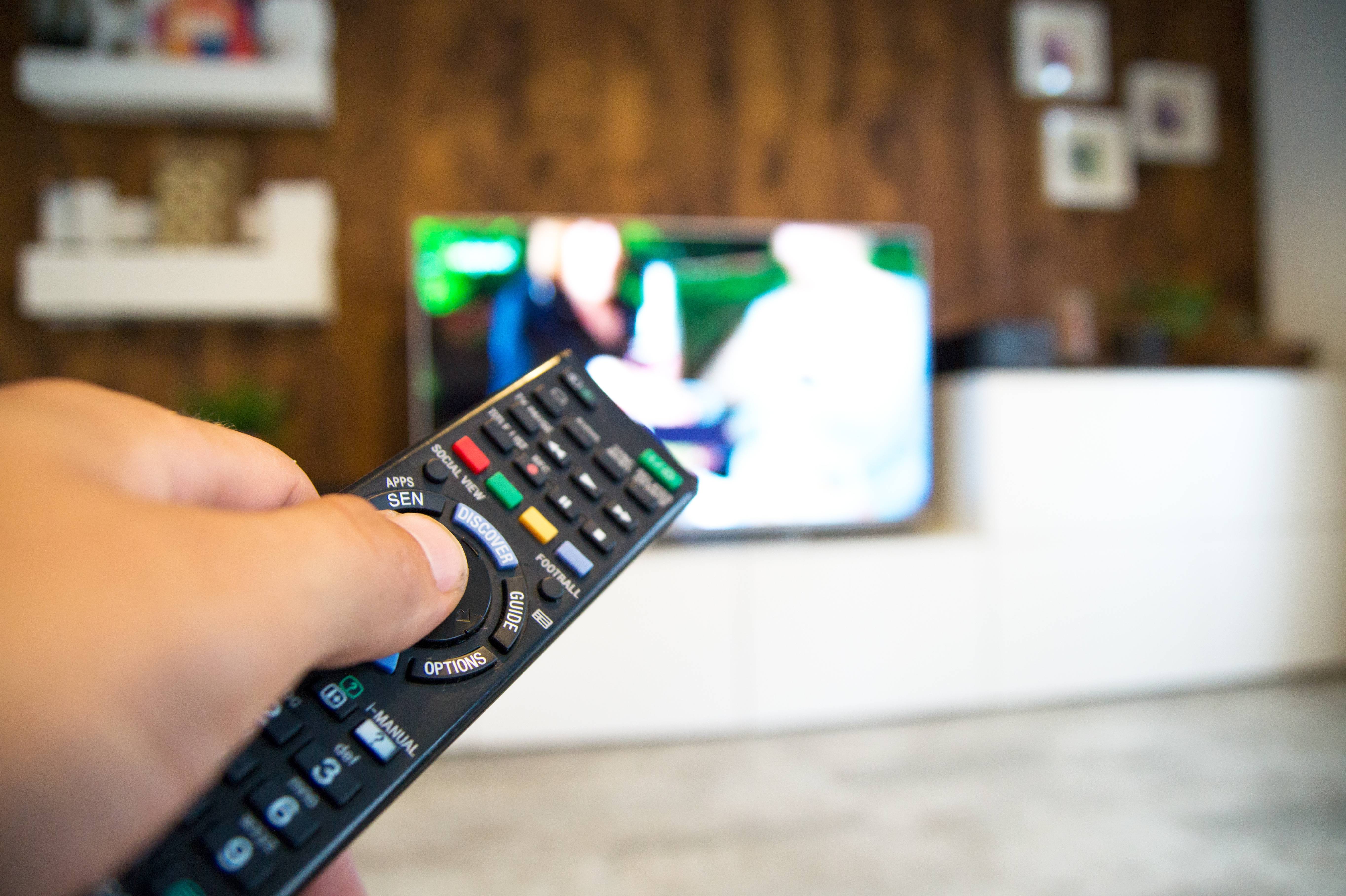 Een televisie bedienen met de afstandsbediening