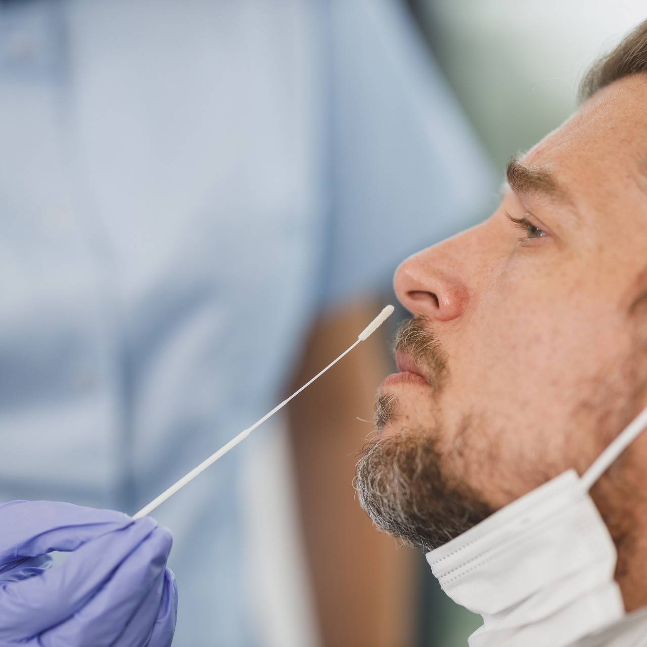 Nasenabstrich für einen Coronatest