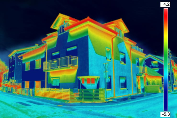 Wämebildkamera zeigt die Wärmeverluste am Haus