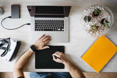 MacBook, Ipad und VR-Brille im Home-Office