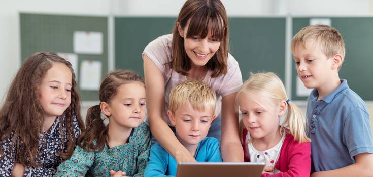 Volksschulkinder am Tablet