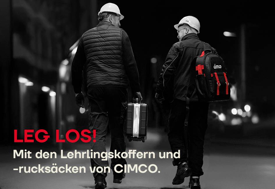 „Zwei Arbeiter in Arbeitskleidung und mit Helmen gehen mit Koffern auf einem dunklen Weg. Auf einem der Koffer ist das Logo Cimco abgebildet. Weiterleitung zu Angeboten.