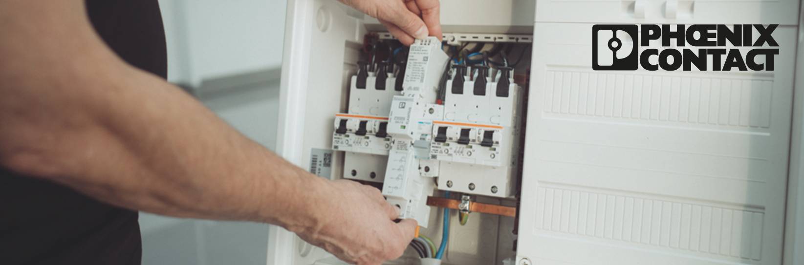 Installation in Sicherungskasten durch Phoenix Contact.