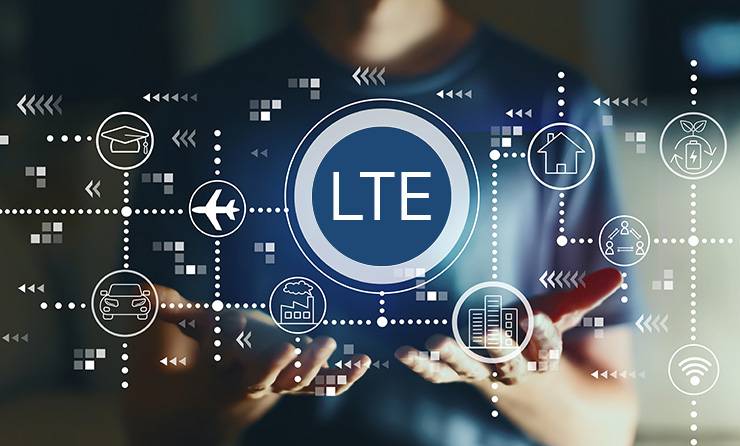 Auf diesem Bild sieht man eine Person die in eine virtuelle Grafik vor sich hat in dem Einsatzbereiche von LTE darstellt