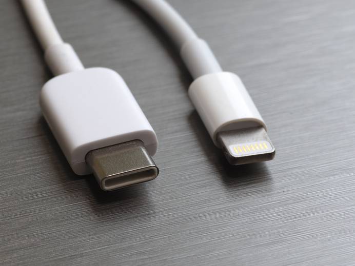 USB-C Kabel und Lightning-Kabel im Vergleich