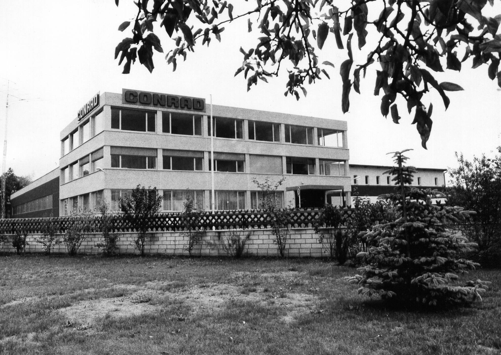 Einweihung des neugebauten Firmenkomplexes